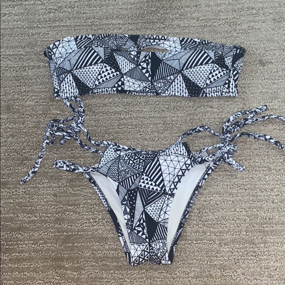 Black & white geometric bikini - Picture 1 of 4